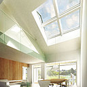 Généreuse, la lumière naturelle est très prisée dans la maison. La surface vitrée représente 33%  de la surface habitable totale, soit le double des 16,7 % réglementaires de la RT 2012.