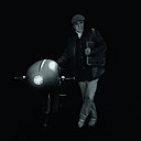 Stéphane Mathieu pose à côté de sa Dragon-Vintage