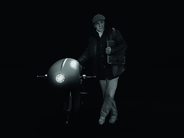 Stéphane Mathieu pose à côté de sa Dragon-Vintage