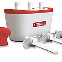 Pour confectionner des esquimaux à la maison, il suffit de sortir le bloc à accumulation du congélateur (où il aura séjourné au moins 24 h), de verser jus de fruits, yaourts ou fruits coupés dans le bloc et d’attendre entre 7 et 9 minutes. 69,99 €. Appareil à esquimaux Zoku. Mathon. www.mathon.fr