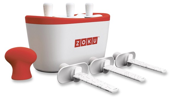 Pour confectionner des esquimaux à la maison, il suffit de sortir le bloc à accumulation du congélateur (où il aura séjourné au moins 24 h), de verser jus de fruits, yaourts ou fruits coupés dans le bloc et d’attendre entre 7 et 9 minutes. 69,99 €. Appareil à esquimaux Zoku. Mathon. www.mathon.fr