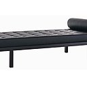 Invitation à se prélasser lancée par le day bed Eyre, en PU simili cuir. 91 x 65 x 198 cm. Prix sur demande.