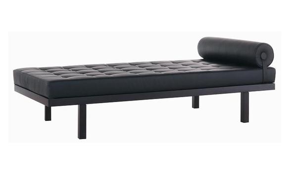 Invitation à se prélasser lancée par le day bed Eyre, en PU simili cuir. 91 x 65 x 198 cm. Prix sur demande.