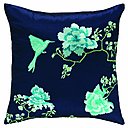 Motif floral et animalier pour le coussin Juniper en polyester et viscose. 40 x 40 cm. 25 €.