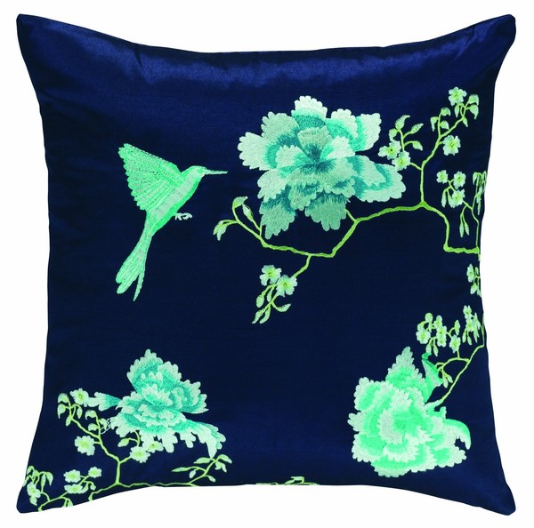Motif floral et animalier pour le coussin Juniper en polyester et viscose. 40 x 40 cm. 25 €.