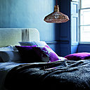 Sérénité et confort avec les coussins Baroque (Coton. 45 x 45 cm. 15 €) et Brodick (Laine avec garniture en plumes. 45 x 45 cm. 45 €).