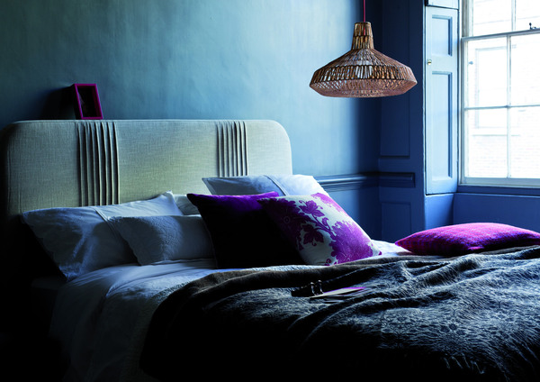 Sérénité et confort avec les coussins Baroque (Coton. 45 x 45 cm. 15 €) et Brodick (Laine avec garniture en plumes. 45 x 45 cm. 45 €).