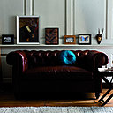 Modernité et classicisme réunis avec le canapé Chesterfield II (Cuir corrigé pigmenté. 160 x 90 x 74 cm. 2500 €) et le lampadaire Pap (Métal. 26 x 40 cm. 280 €).