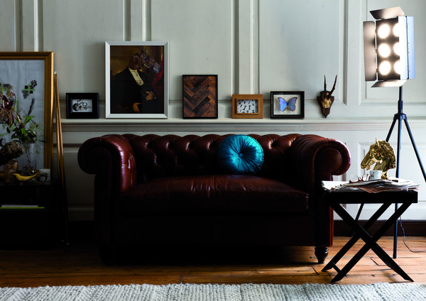 Modernité et classicisme réunis avec le canapé Chesterfield II (Cuir corrigé pigmenté. 160 x 90 x 74 cm. 2500 €) et le lampadaire Pap (Métal. 26 x 40 cm. 280 €).