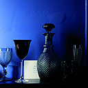 La carafe (1L. 45 €), le verre à liqueur (6 cl. 7 €), le verre à vin rouge (28 cl. 8 €), le verre à vin blanc (21 cl. 7 €) et le verre à champagne (11 cl. 8 €) « Spritz » en verre sodalcalcique accompagnent le verre en cristal (26 cl. 8 €) Flora.