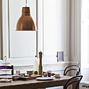 L’élégance au quotidien dans une cuisine aménagée avec des éléments Habitat. Le luminaire Industry, inspiré des éclairages d’usine du début du 20ème siècle, en aluminium cuivré. 35 x 39 cm. 90 €.