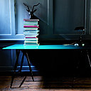 Résolument contemporain, le bureau Giffen. MDF finition laquée ultra-brillante et hêtre. 66 x 72 x 35 cm. 80 €. Lampe Sterling en métal. 26 x 40 x 18 cm. 80 €.