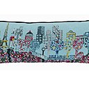 Monuments, immeubles et arbres s’invitent sur le coussin Sightseer en coton. 30 x 75 cm. 45 €.