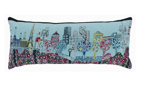 Monuments, immeubles et arbres s’invitent sur le coussin Sightseer en coton. 30 x 75 cm. 45 €.