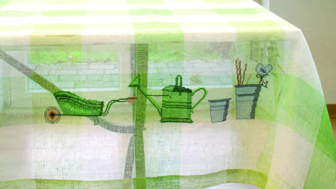Nappe estivale brodée de motifs jardinier