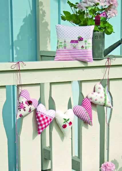 Cœurs et coussin brodés aux couleurs de l'été