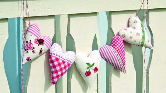 Cœurs et coussin brodés aux couleurs de l'été