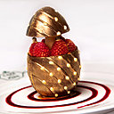 Hommage aux œufs Fabergé, le "Cadeau Impérial"  recèle une meringue aux zestes de citron et une crème légère vanillée aux morceaux de mûres sous une coque de chocolat