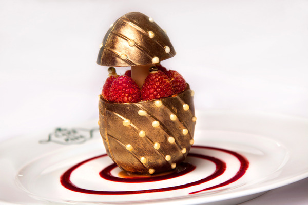 Hommage aux œufs Fabergé, le "Cadeau Impérial"  recèle une meringue aux zestes de citron et une crème légère vanillée aux morceaux de mûres sous une coque de chocolat