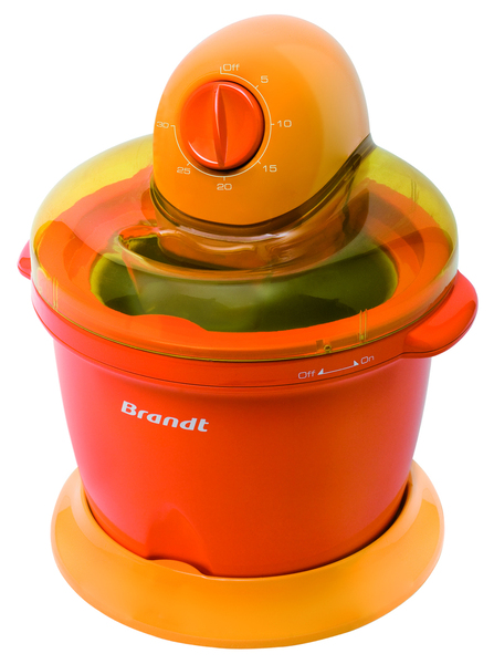 30 minutes de préparation suffisent pour une glace pour 6 à 8 personnes. Accumulateur de froid de 10 à 12 h. 1,6 l. 50 €. Sorbetière. Brandt.