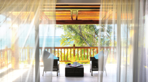 Prélassez-vous sous la varangue donnant sur l’océan turquoise – vue depuis la Villa Tiara