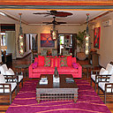 La Villa Almira allie décoration marocaine contemporaine et balinaise dans un jeu de couleurs chamarrées