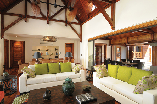 Des matériaux nobles ont été sélectionnés et travaillés par des artisans locaux : teck pour les portes d’entrée et les bardos, basalte bleu pour les murs extérieurs, pierre noire naturelle et galets pour les salles de bains