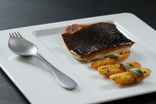 Un seul couvert pour piquer, découper et lapper