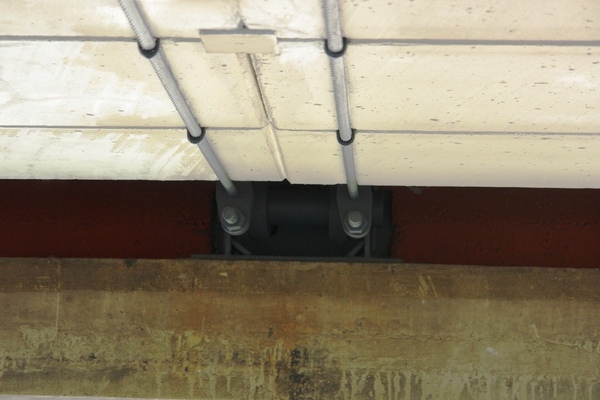 Détail sur le plafond en béton posé sur câble
