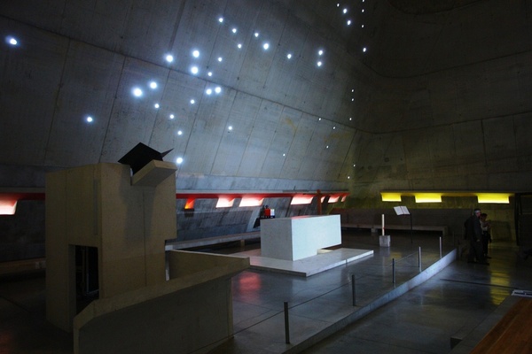 Un mur étoilé représent la constellation d'Orion.