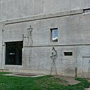 L'entrée de l'Unité avec ses bas-reliefs