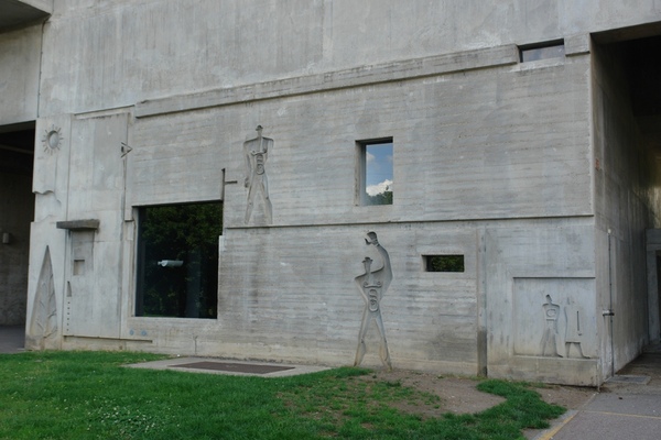 L'entrée de l'Unité avec ses bas-reliefs