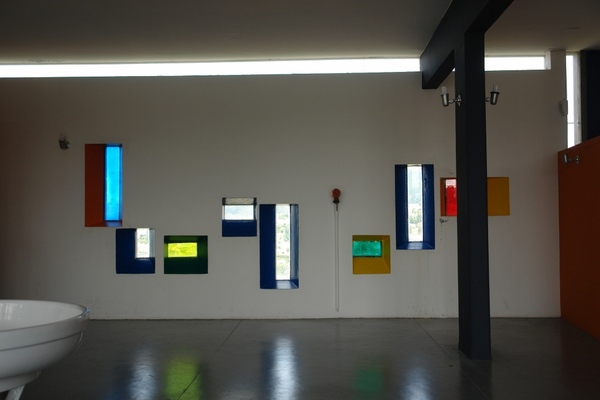 La lumière entre dans l'école installée sur le toit de l'unité