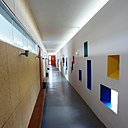 Couloir de lumières de l'école.