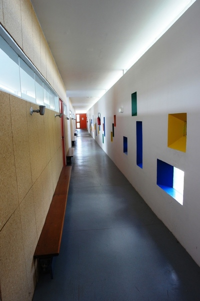 Couloir de lumières de l'école.