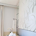 Tête de lit chambre hôtel Royal Riviera. Un grand bas relief en Corian avec un motif évoquant la végétation luxuriante de la Côte d’Azur a été dessiné spécialement et fait office de tête de lit. Les tissus des coussins et oreillers sont des rééditions de tissus des années 50. Tête de lit chambre hôtel Royal Riviera. Un grand bas relief en Corian avec un motif évoquant la végétation luxuriante de la Côte d’Azur a été dessiné spécialement et fait office de tête de lit. Les tissus des coussins et oreillers sont des rééditions de tissus des années 50.