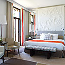 Chambre à l'hôtel Royal Riviera. Le mobilier dessiné pour l’hôtel joue sur les formes courbes des tables de chevet, du miroir (en forme de galet) dans lequel est intégré la télévision. Le bas relief au dessin de végétation luxuriante, répond aux meubles, bureaux et armoires aux lignes simples mais habillé de miroir. La moquette a été dessinée dans l’esprit des superpositions de tapis chère aux pays méditerranéens. Chambre à l'hôtel Royal Riviera. Le mobilier dessiné pour l’hôtel joue sur les formes courbes des tables de chevet, du miroir (en forme de galet) dans lequel est intégré la télévision. Le bas relief au dessin de végétation luxuriante, répond aux meubles, bureaux et armoires aux lignes simples mais habillé de miroir. La moquette a été dessinée dans l’esprit des superpositions de tapis chère aux pays méditerranéens.