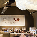 Les grandes calligraphies de l’artiste toulousaine Christel LLop animent les murs de pierres apparentes de la salle