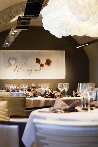 Les grandes calligraphies de l’artiste toulousaine Christel LLop animent les murs de pierres apparentes de la salle