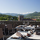 La terrasse offre une vue sur la bourgade et les massifs des Pyrénées