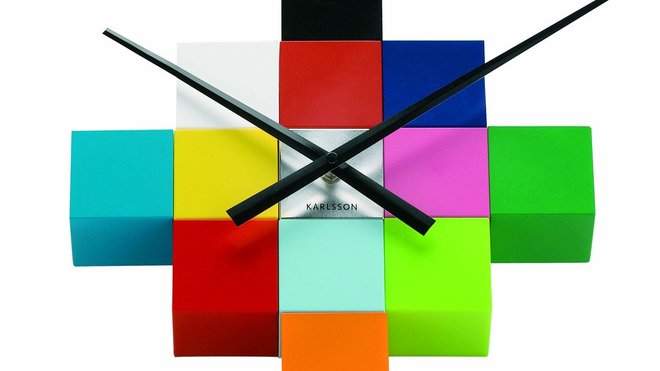 Une horloge façon Rubik’s Cube. En plastique 46 x 13 cm. 49,90 €. Cube multicouleur. Conforama. www.conforama.fr