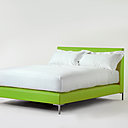 Un lit de couleur. Il est habillé de cuir Andrew Muirhead. 160 x 200 cm. Couleurs Oceana, Pink, Lime, Aztec et Yellow. 9250 €. Zest. Savoir Beds. www.savoirbeds.fr