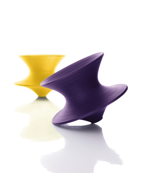 Etonnant avec son look de toupie. La base arrondie de ce fauteuil permet de se balancer et de tourner sans risque de chute. En polyéthylène roto moulé, il s’utilise aussi bien à l’intérieur qu’à l’extérieur. 91 x 91 x H 66,5 cm. Design Thomas Heatherwick. 299 €. Spun. Magis chez Etat de Siège. www.etatdesiege.com