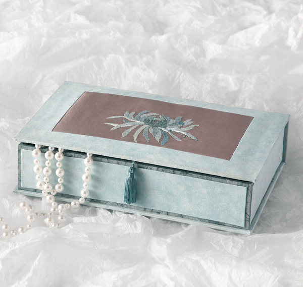 Boîte chrysanthème et perles par Annie Maître & Céline Cousin