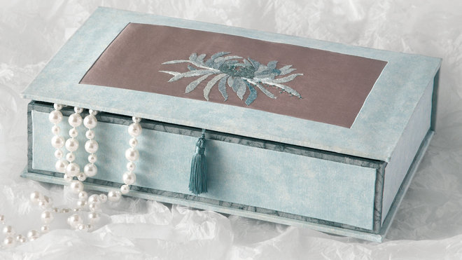 Boîte chrysanthème et perles par Annie Maître & Céline Cousin Boîte chrysanthème et perles par Annie Maître & Céline Cousin