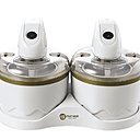 Pour les gourmands, cette sorbetière permet de préparer 2 parfums simultanément grâce à ses 2 bols de 700 ml pouvant fonctionner séparément. Double sorbetière à accumulation. 69,90 €. Mathon.