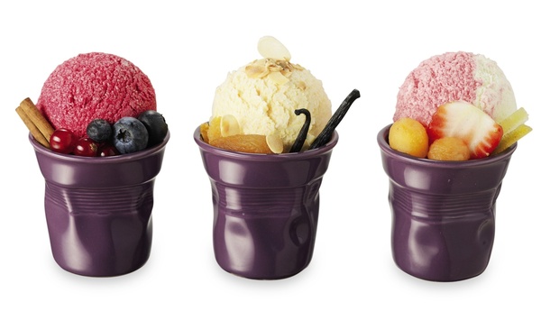 Ces six gobelets en céramique à l'aspect froissé sont parfaits pour présenter de bonnes glace maison. Hauteur 6 cm. 20,99 € le lot de 6. 6 gobelets froissés violets. Mathon.