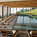 La longue piscine du spa de l'Alpina donne sur les montagnes