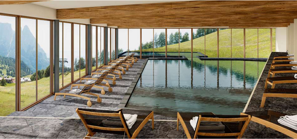 La longue piscine du spa de l'Alpina donne sur les montagnes