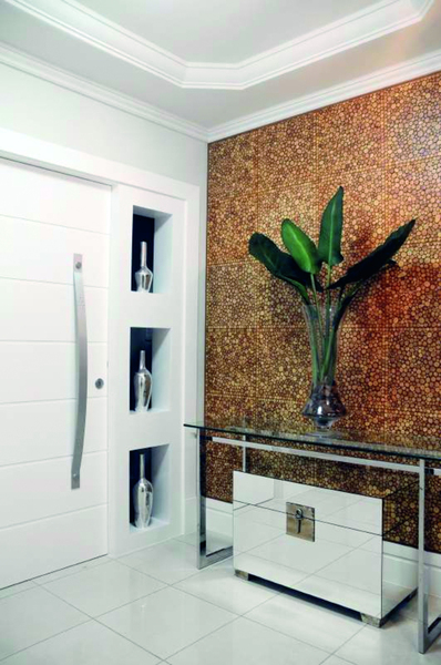 Panneaux décoratifs en taille de pommier de la région de Palmas (Brésil). Production artisanale permettant la réinsertion des femmes à la retraite ou n’ayant jamais travaillé. Exclusivement pour un usage intérieur.